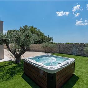 4 bedroom villa with indoor and outdoor pools in Galižana, Istria, sleeps up to 8